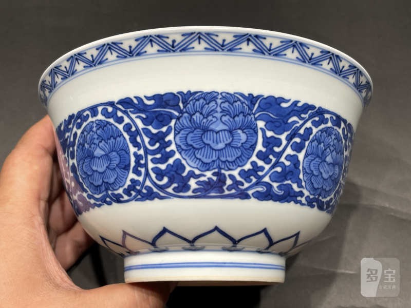 清乾隆 青花缠枝牡丹花卉纹碗 - 图6